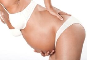 Bas de la fille dans la fille pendant la grossesse
