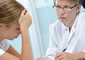 Consultation avec un spécialiste pour douleur sous l'omoplate gauche