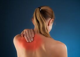 Douleur sous l'arrière de l'omoplate gauche